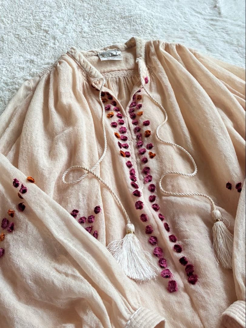 forte_forteフラワー刺繍ウールガーゼブラウス 春向け希少タッセル紐