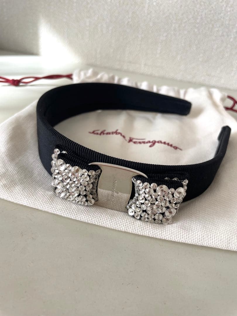 フェラガモ　ビジューカチューシャ