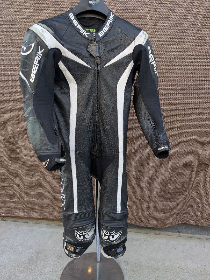 なべライダー様BERIK 2.0 ブラック/ホワイト革ツナギ