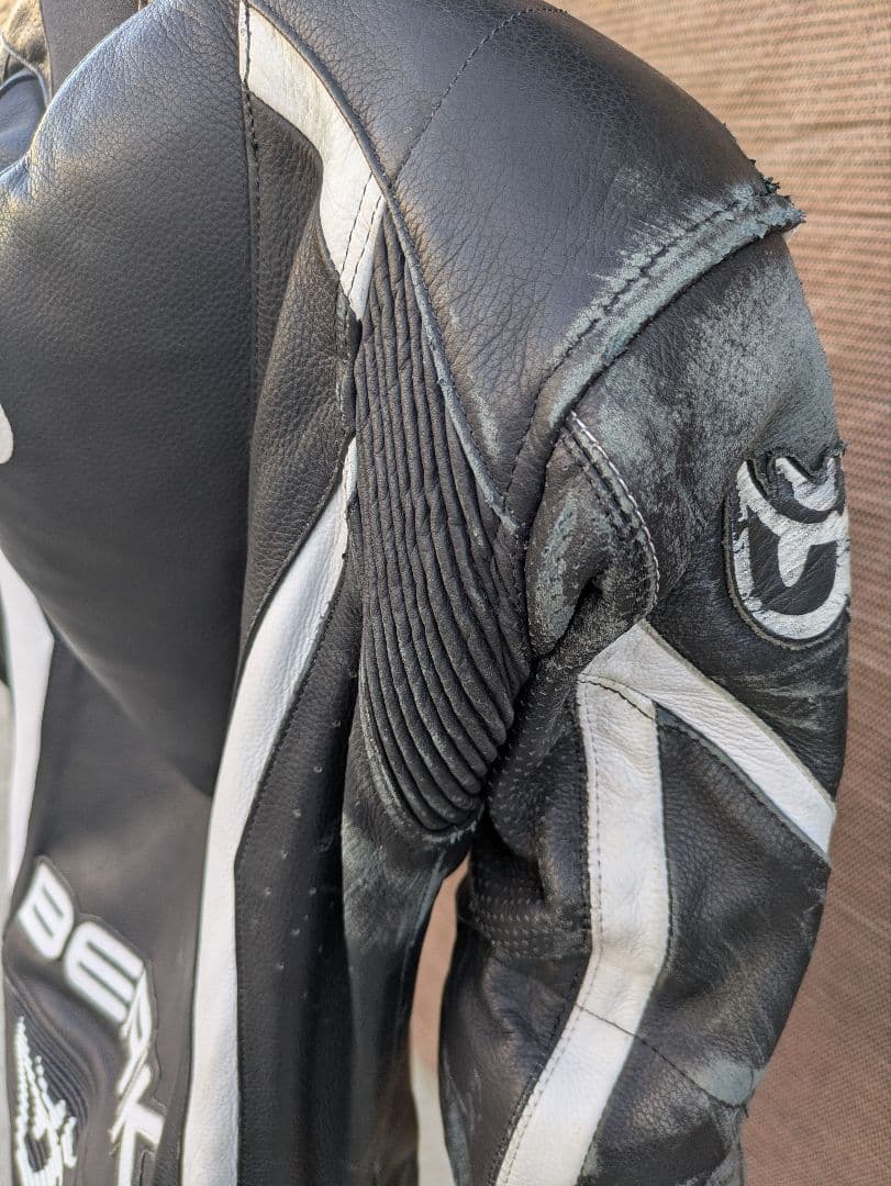 なべライダー様BERIK 2.0 ブラック/ホワイト革ツナギ