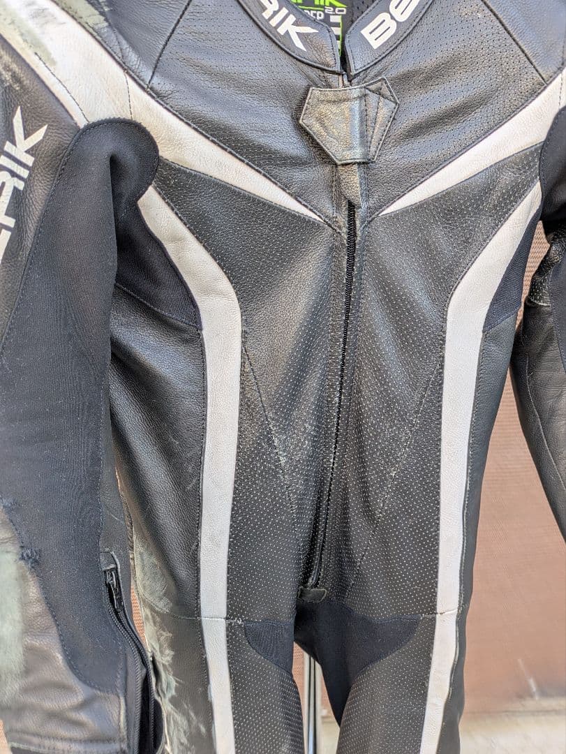 なべライダー様BERIK 2.0 ブラック/ホワイト革ツナギ