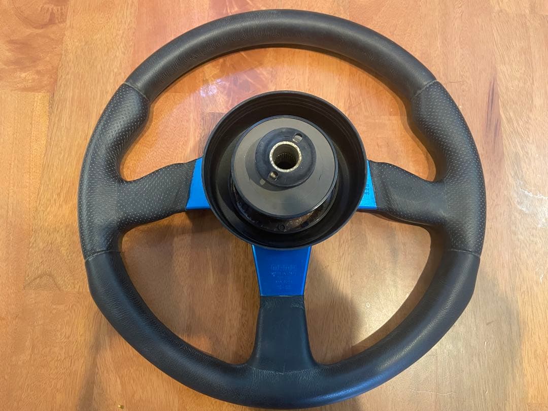 momo RACE ステアリング　メタリックブルー TYP D35 早い者勝ち