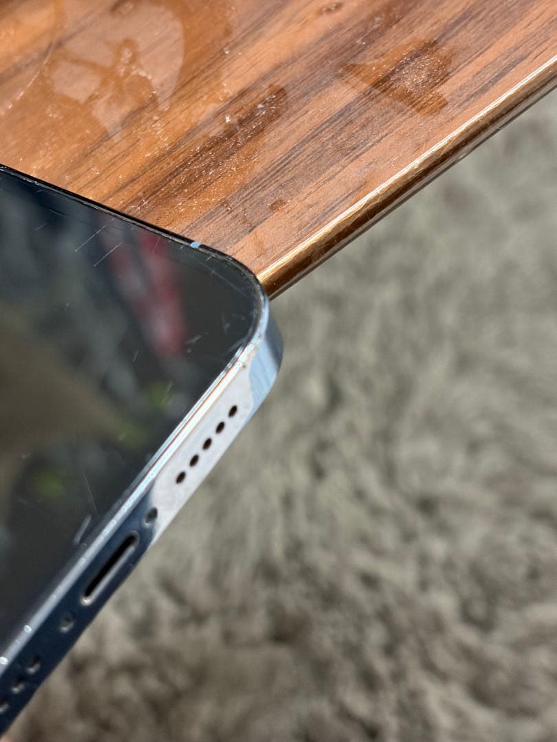 iPhone 13pro 電池残量76% 背面下部割れあり