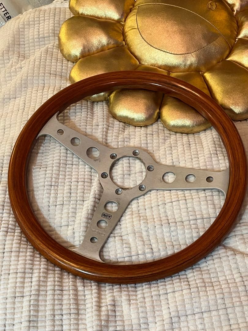 MOMO INDY 木製ウッドステアリング 美品かな？