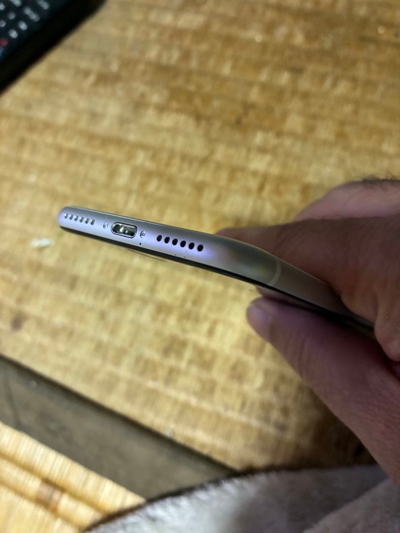 m*o様 iPhone se264ギガホワイトドコモ最大容量89%