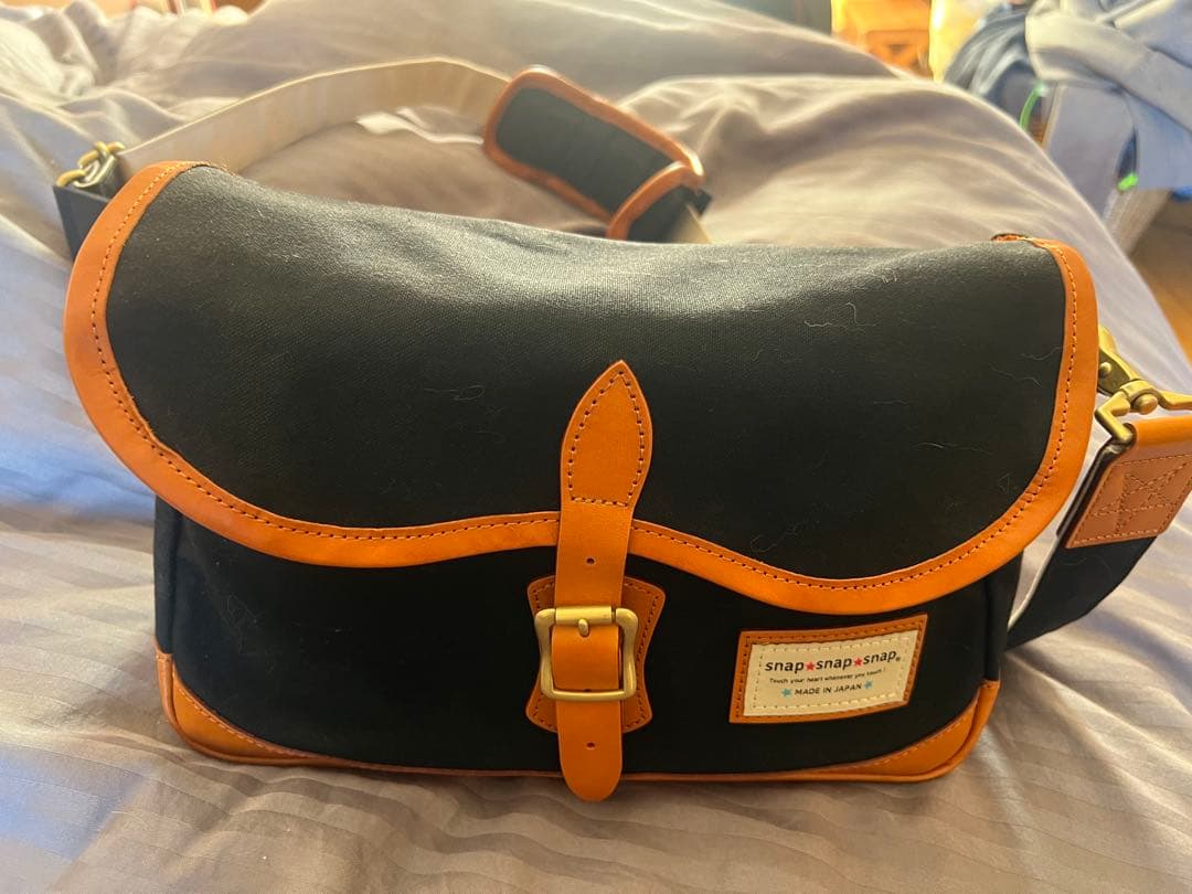 かわいい　snap snap snap ショルダーカメラバッグ 黒/オレンジ