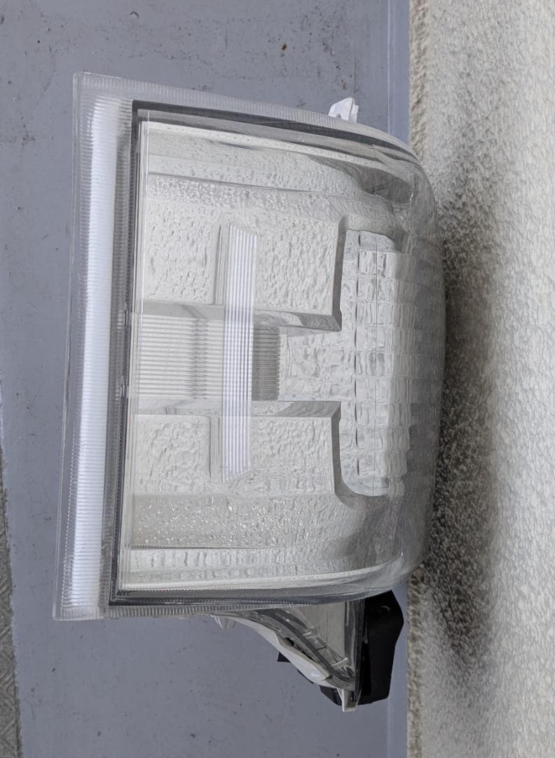 トヨタ　200系４型　ハイエース　ヘッドライト　左右　中古　社外品