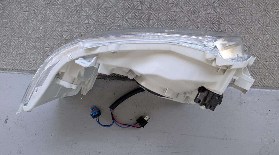 トヨタ　200系４型　ハイエース　ヘッドライト　左右　中古　社外品