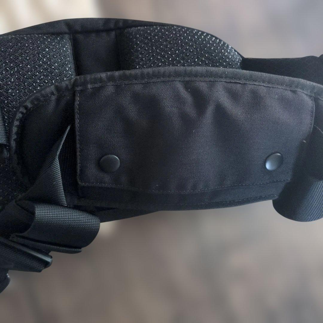 新型　ハグー Hugoo ヒップシート 抱っこ紐 　ブラック×ベージュ