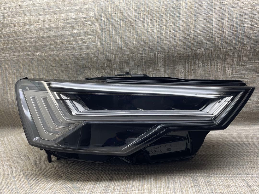 アウディ純正 F2DFBF A6 4A LED 右ライト 4K0941036A