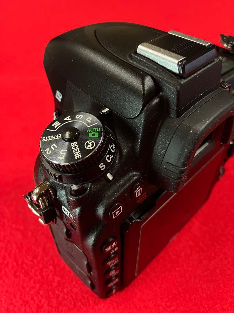 衝撃大特価！これが新品同様 Ｄ750 Ｓ数11700回 50mm1.8付き