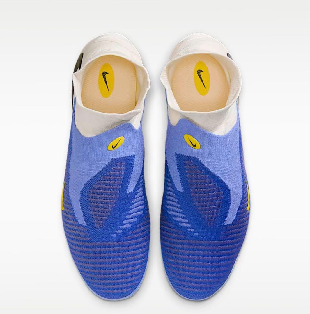 ヴ*ト様 NIKEファントムサッカーシューズ 青/白