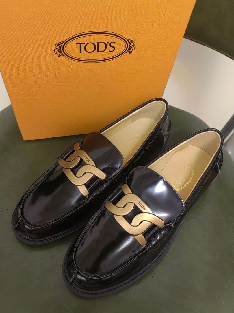 TOD'S エナメルレザー ローファー 黒