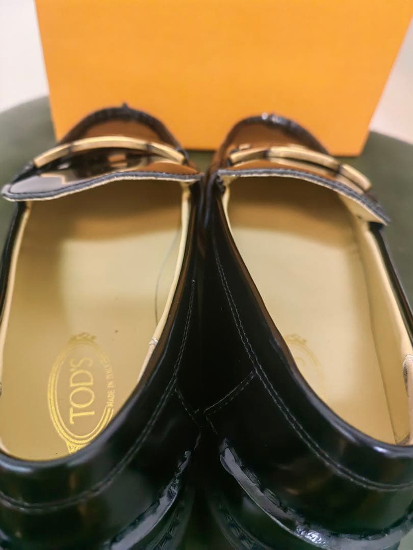 TOD'S エナメルレザー ローファー 黒