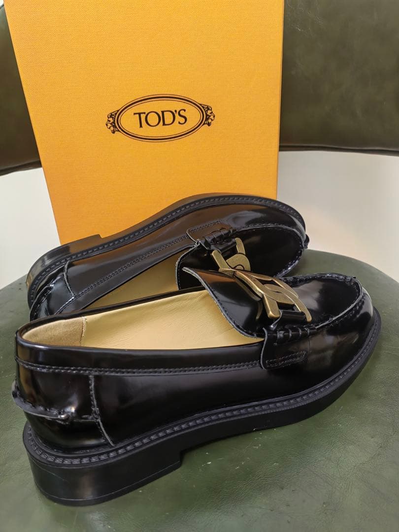 TOD'S エナメルレザー ローファー 黒