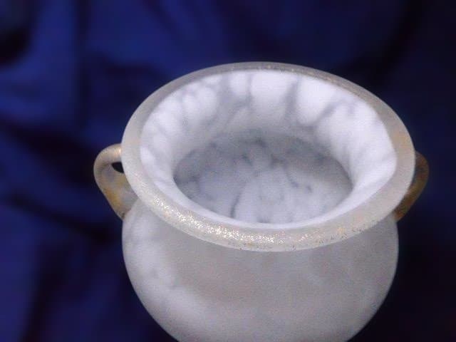 美品　高さ21センチの大きな岩田久利の代表作【雪牡丹】です。 手吹硝子 耳付花瓶