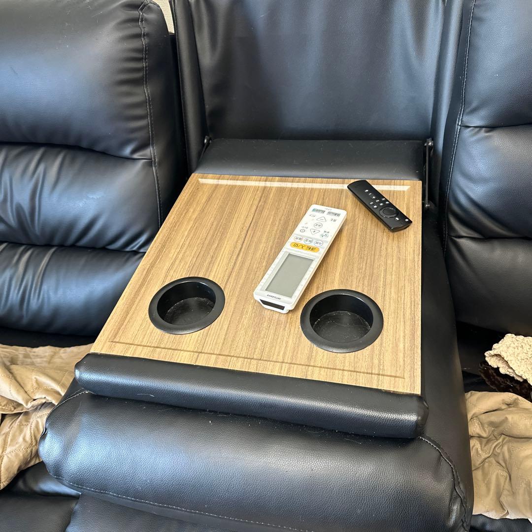 ニトリ　3人掛けテーブル付き電動リクライニングソファ(NビリーバBK)