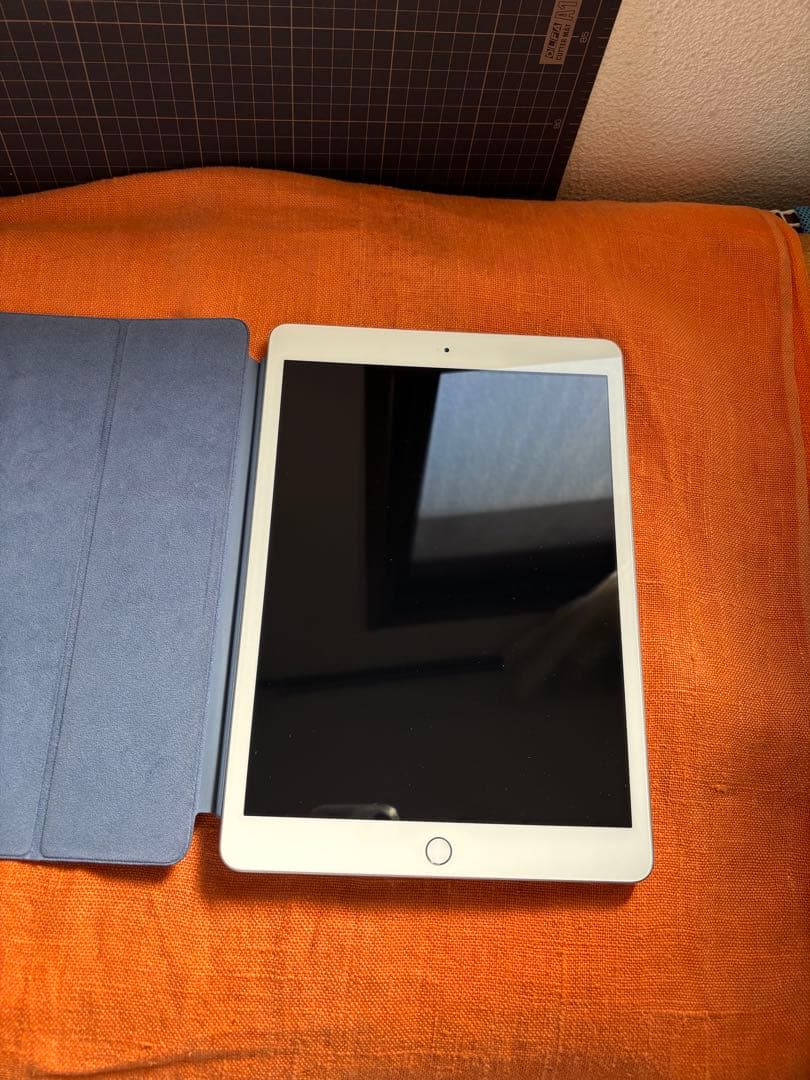 iPad 7世代 シルバー カバー付き