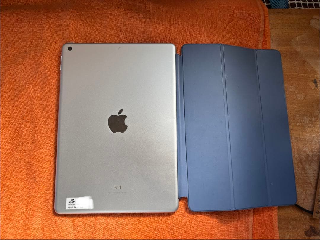 iPad 7世代 シルバー カバー付き
