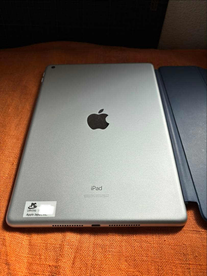 iPad 7世代 シルバー カバー付き