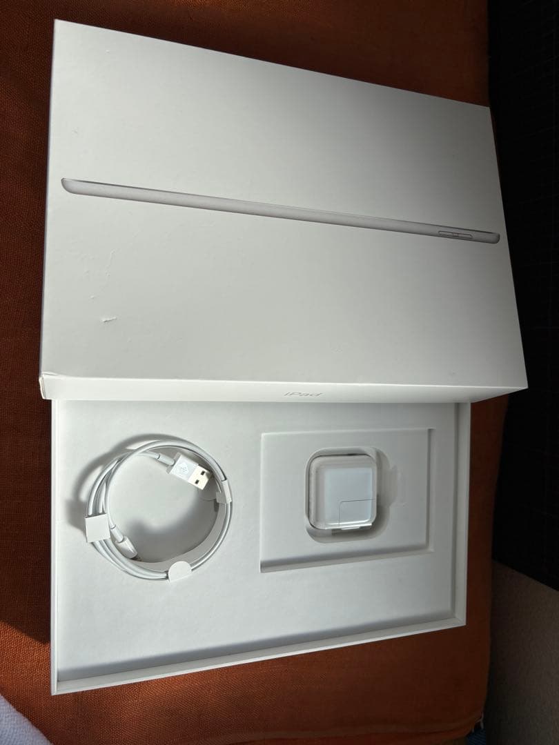 iPad 7世代 シルバー カバー付き