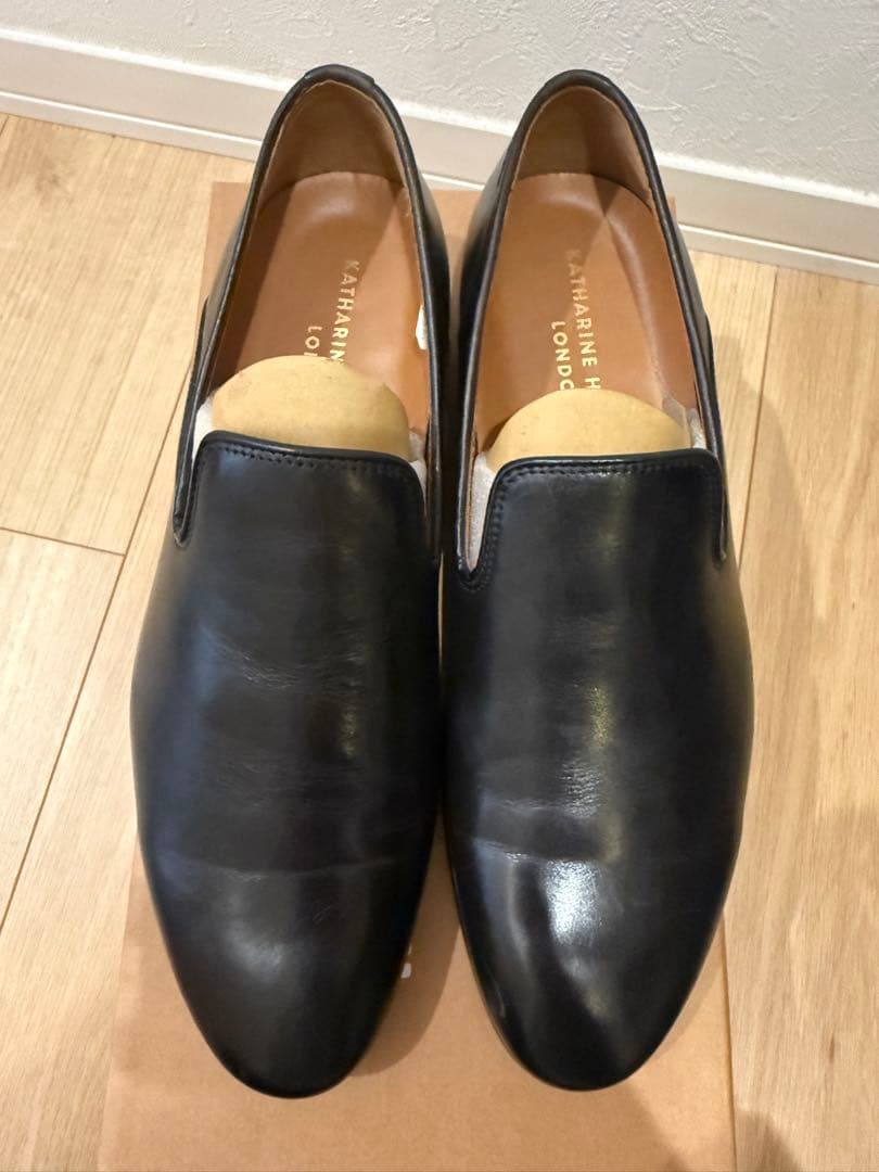 KATHARINE HAMNETT ブラックスリッポン 31663