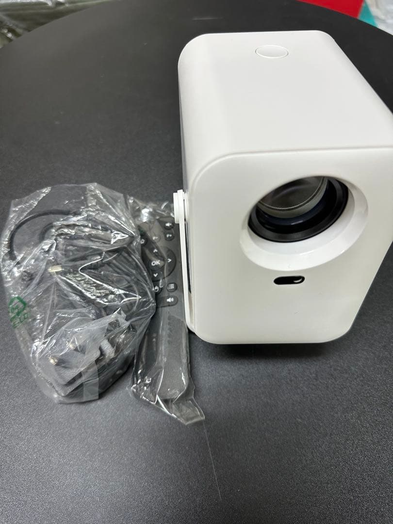 プロジェクター 家庭用 小型 360°回転 30000lm 高輝度 4K超高精細