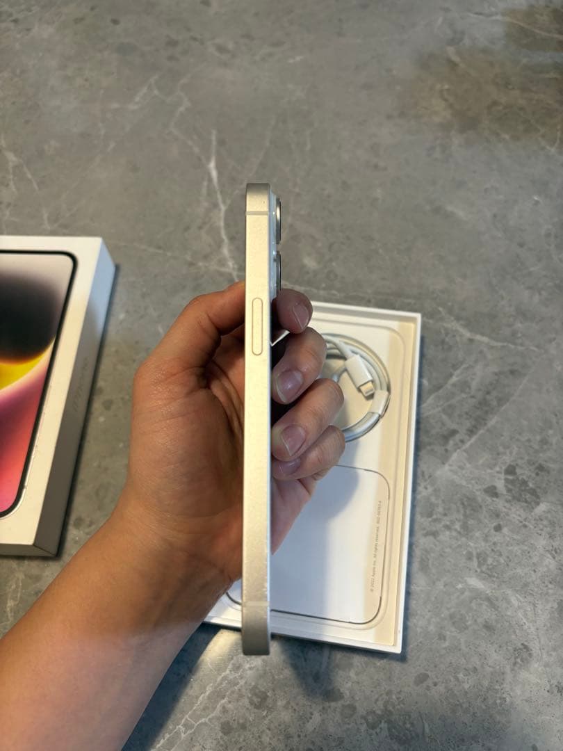 Apple iPhone 14 ホワイト 本体 充電ケーブル付き