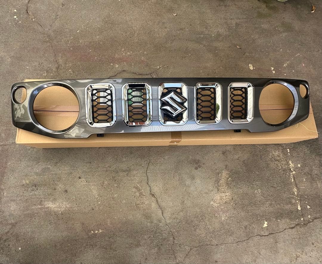 マ*杜様 新車外し　ジムニーノマド　純正フロントグリル