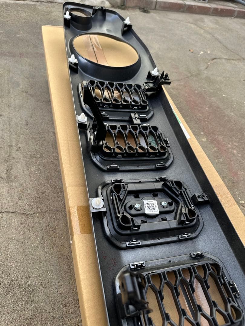 マ*杜様 新車外し　ジムニーノマド　純正フロントグリル