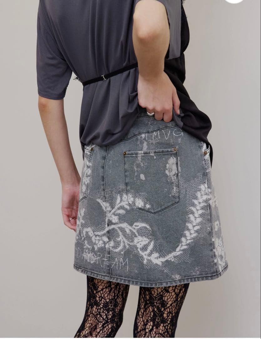 スカート MEDI TROMPE L'OEIL LACE PRINT MINI SKIRT