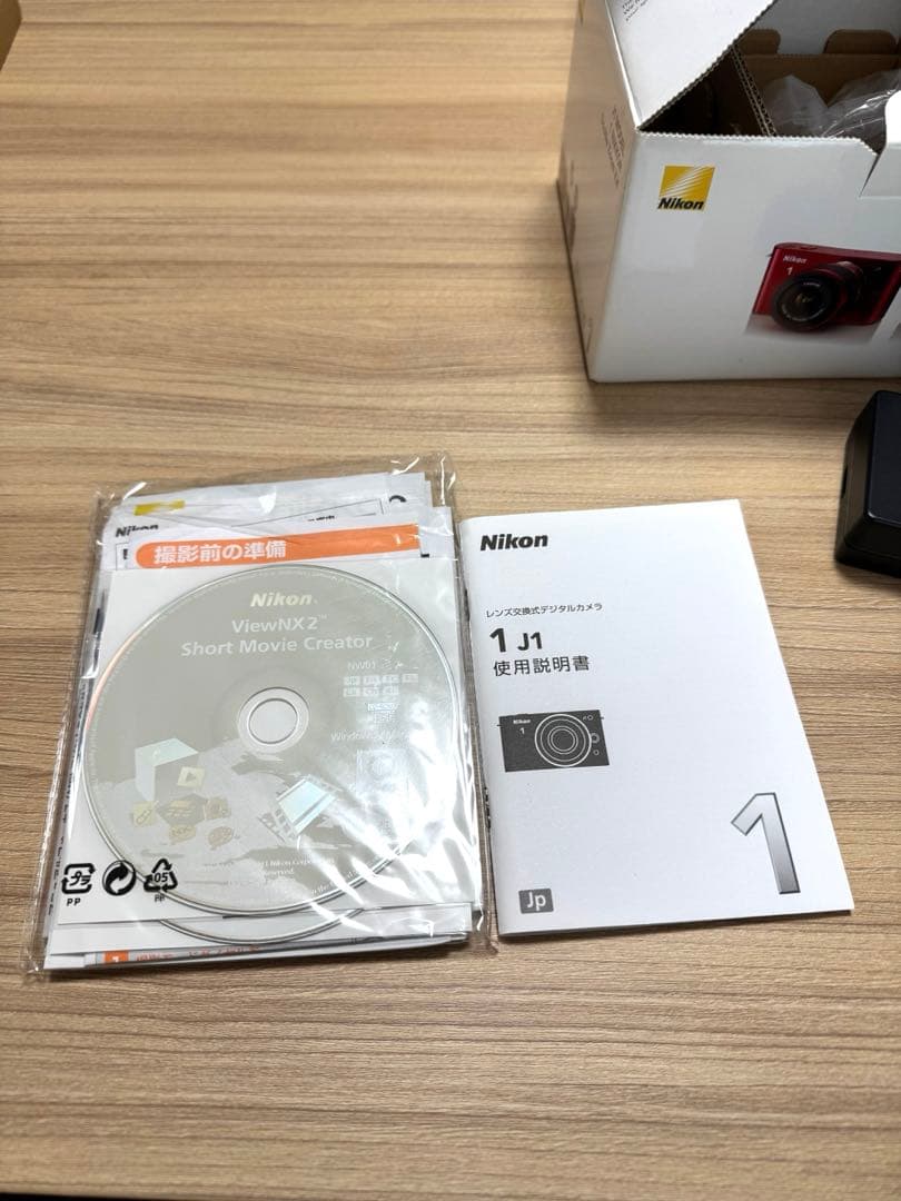 Nikon 1 J1 レッド デジタルカメラ 10-30mmレンズ付き