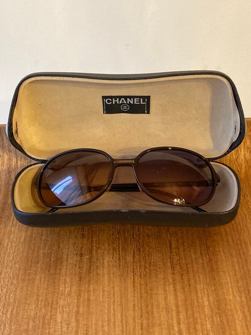 シャネル CHANEL サングラス　ロゴプレート パール飾り