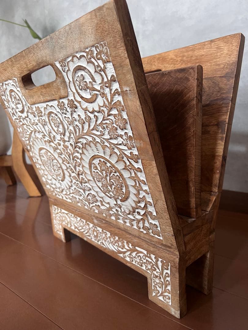 アンティークな木製彫刻入りマガジンラック 手彫り