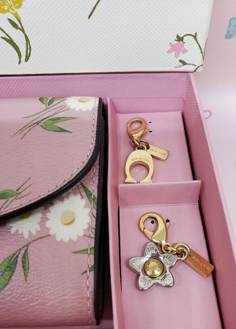 ちゃま✧*。♡COACH♡チャーム付き長財布♡花柄ピンク♡コーチ