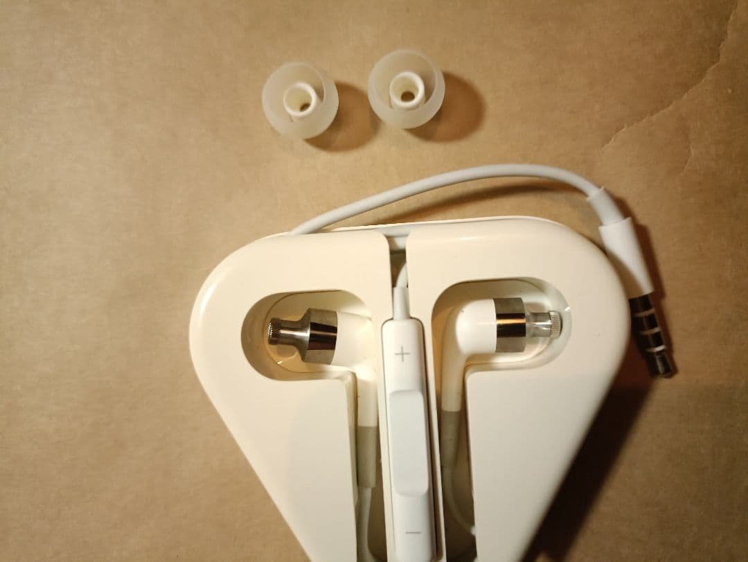 apple純正　マイク付きイヤホン　ME186FE/A