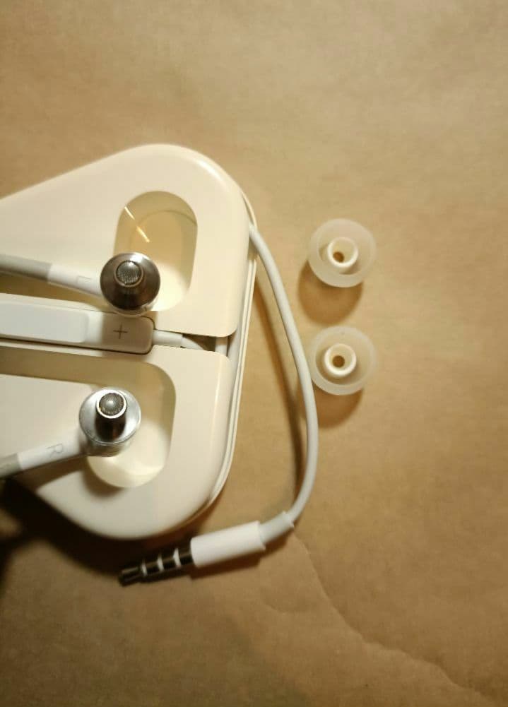 apple純正　マイク付きイヤホン　ME186FE/A