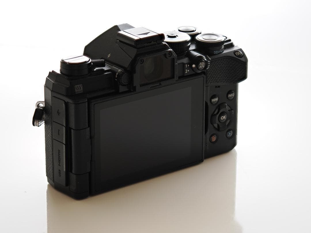 OM SYSTEM OM-5 ボディ箱付属品付き | 機動性と画質のバランス抜群