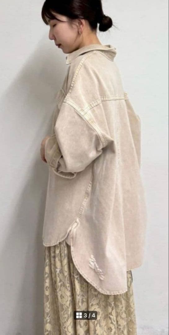 【Loungedress】ダメージデニムシャツ　ベージュ Fサイズ