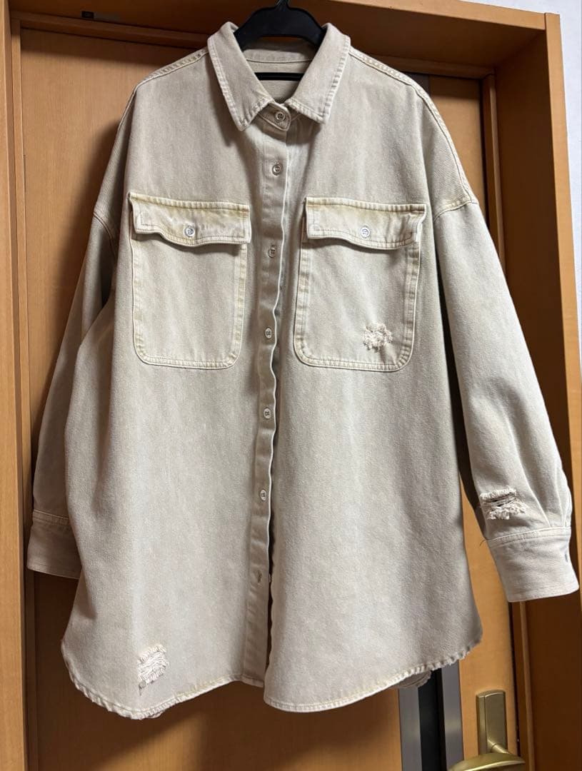 【Loungedress】ダメージデニムシャツ　ベージュ Fサイズ