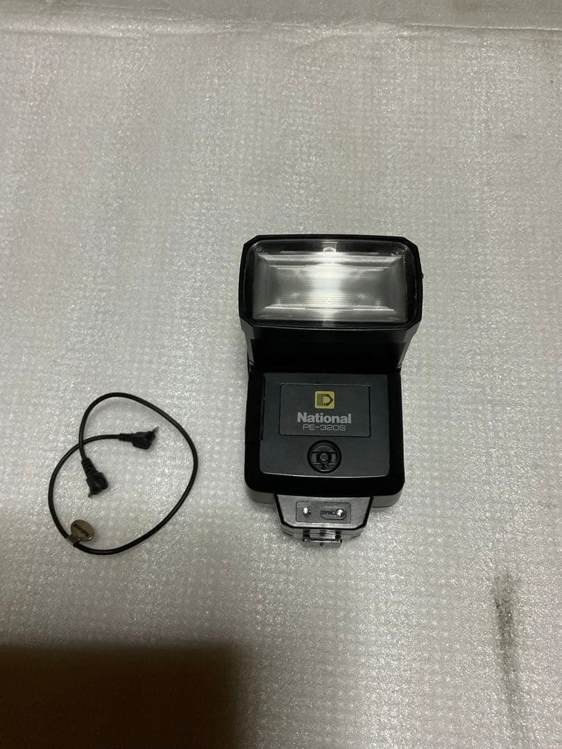NIKOMAT・EL。一眼レフカメラ。ナショナルPE-32Sフラッシュ付き。