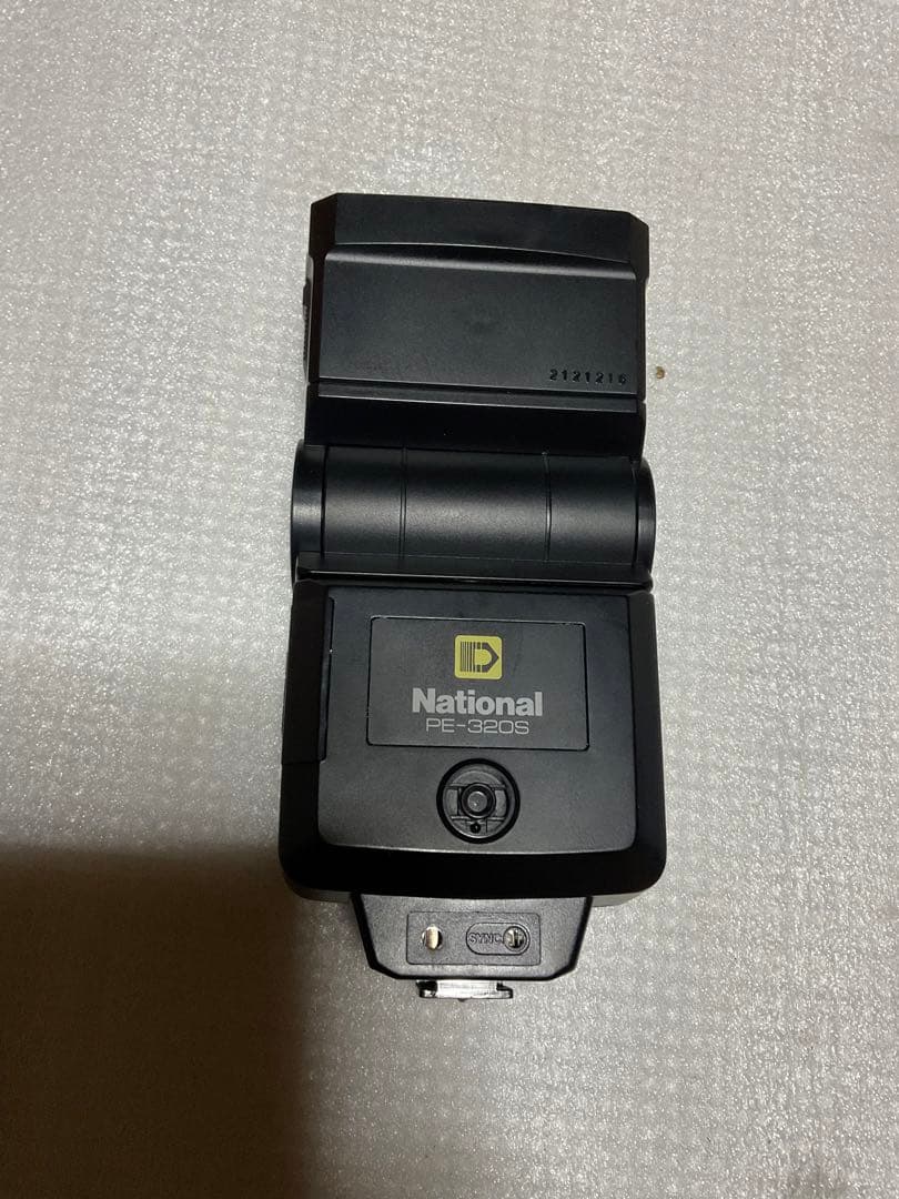 NIKOMAT・EL。一眼レフカメラ。ナショナルPE-32Sフラッシュ付き。