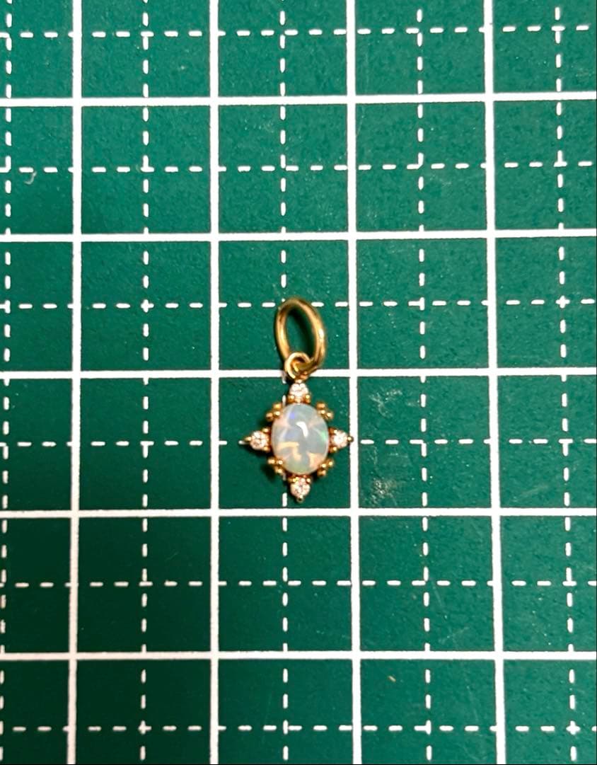 アガット　オパール ゴールドチャーム