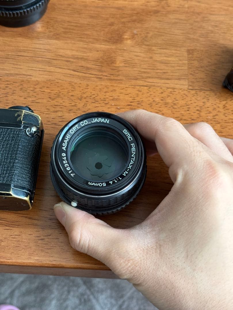 PENTAX MX SMC PENTAX-M 50mm f/1.4レンズ付き。