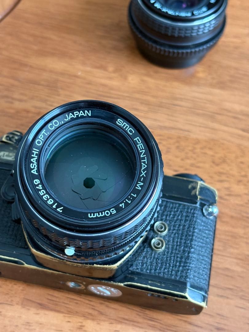 PENTAX MX SMC PENTAX-M 50mm f/1.4レンズ付き。