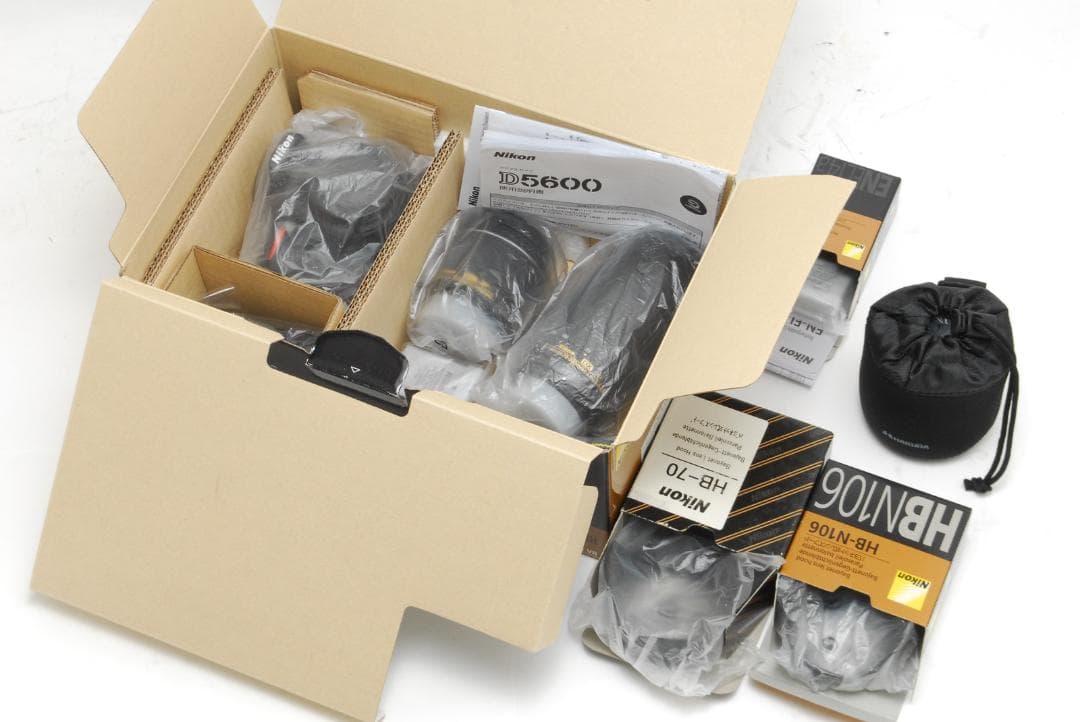 【ほぼ新品 元箱付き】 ニコン NIKON D5600 ダブルレンズキット