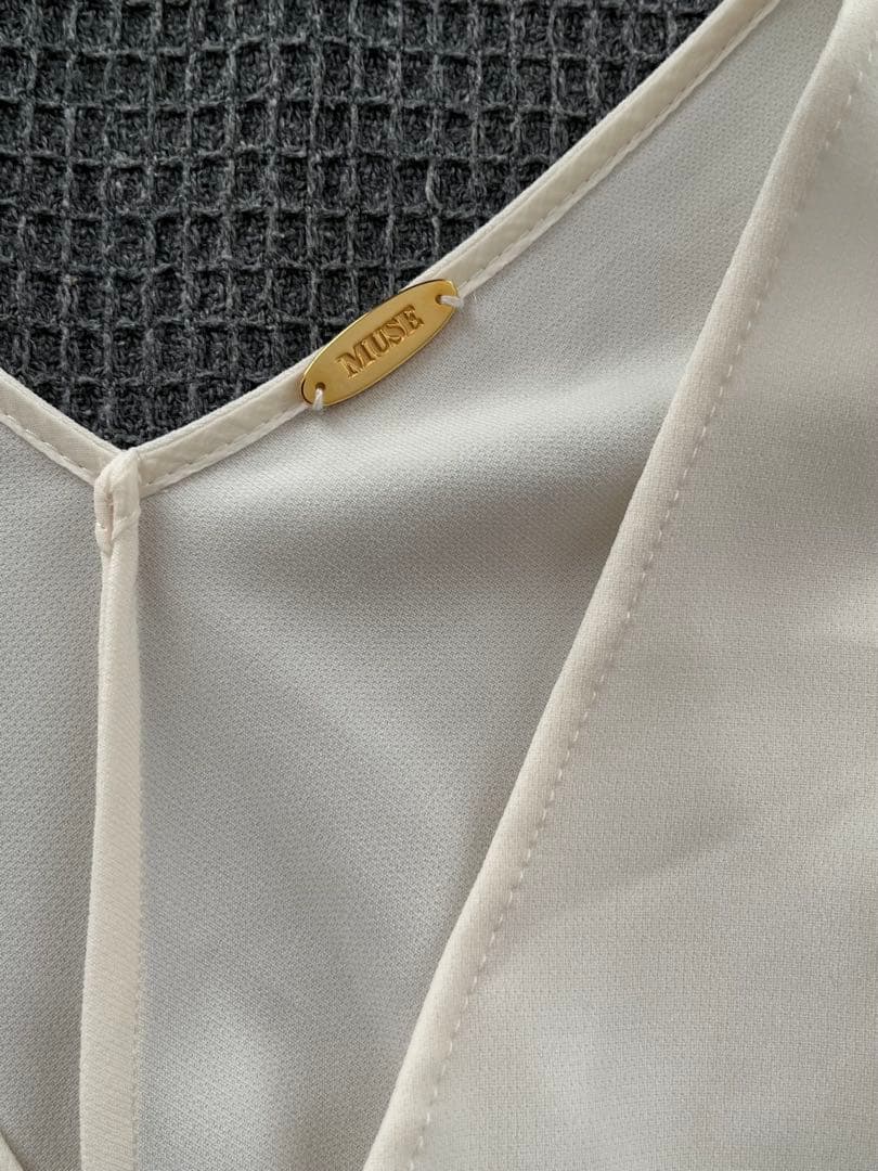 MUSE Deuxieme ClasseトリアセジョーゼットVネックプルオーバー