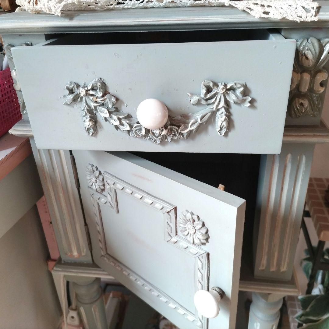 グリーンの装飾的なサイドテーブル