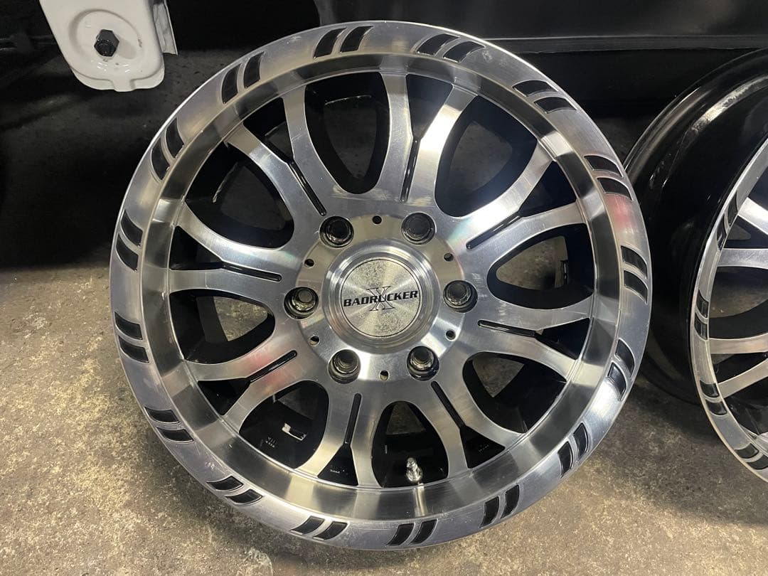 200系ハイエース6穴 139.7インチ 16インチ　6.5J +35ミリ