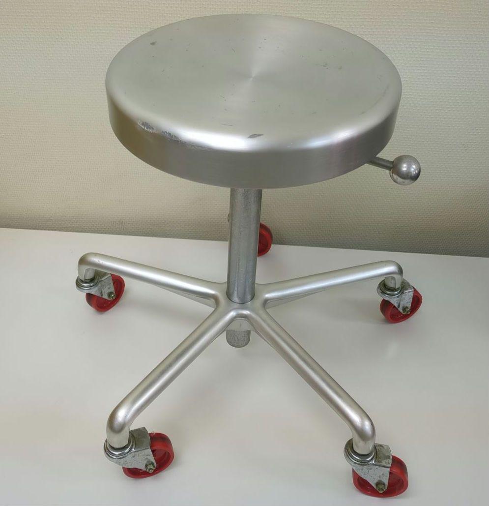 タカラベルモント アルミ Dスツール 赤キャスター